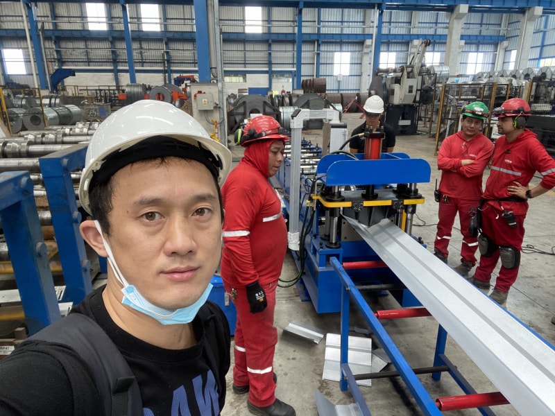 沧州乐虎LEHU冷弯成型设备彩钢脊瓦机顺利抵达厄瓜多尔推动当地产业革新