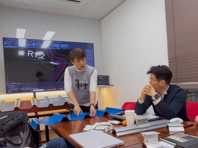 跳出 “内卷” 漩涡！乐虎LEHU冷弯联合韩方研发光伏屋面板型，迈向绿色能源新时代